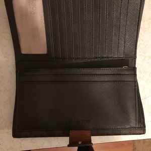 Micheal kors wallet